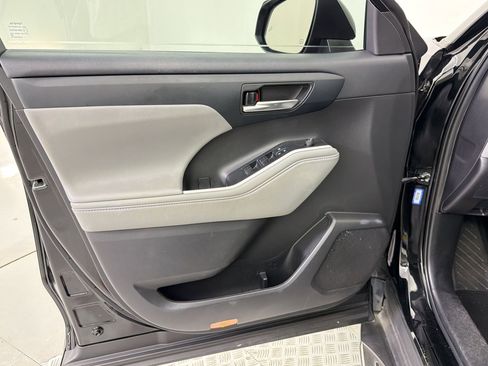 Used 2022 Toyota Highlander XLE FWD image 12