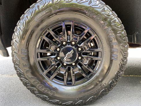 Used 2024 Chevrolet Silverado 2500 ZR2 w/ Technology Package image 13