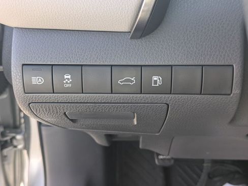 Used 2018 Toyota Camry LE FWD image 12