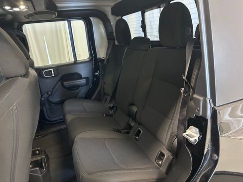 Used 2023 Jeep Gladiator Sport AWD/4WD image 17