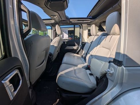 Used 2023 Jeep Wrangler Unlimited Sahara AWD/4WD image 9