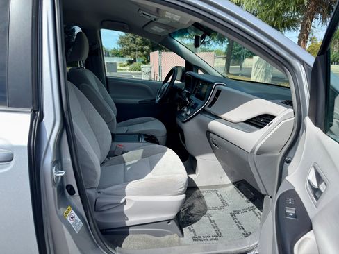 Used 2017 Toyota Sienna LE image 9