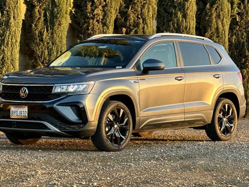 Certified 2022 Volkswagen Taos SE image 8