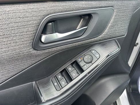 Used 2023 Nissan Rogue SV image 18