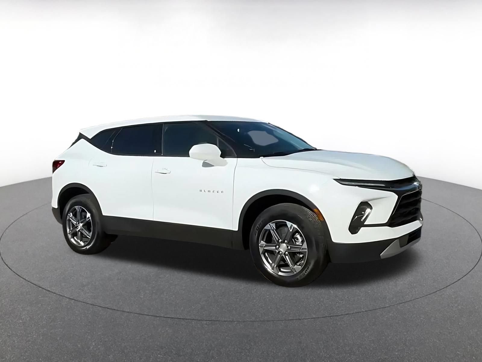 Used 2026 Chevrolet Blazer LT FWD image 2
