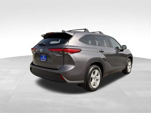 Used 2022 Toyota Highlander LE image 5