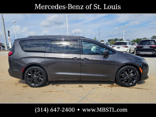 Used 2018 Chrysler Pacifica Touring-L Plus FWD image 2