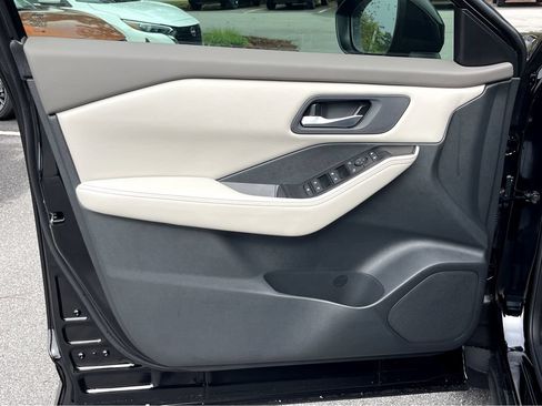 Used 2025 Nissan Rogue SV FWD image 15
