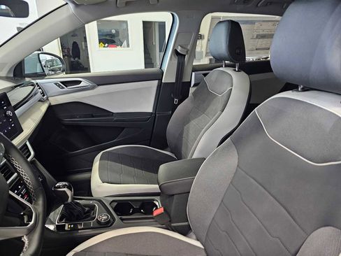 New 2025 Volkswagen Taos SE image 23