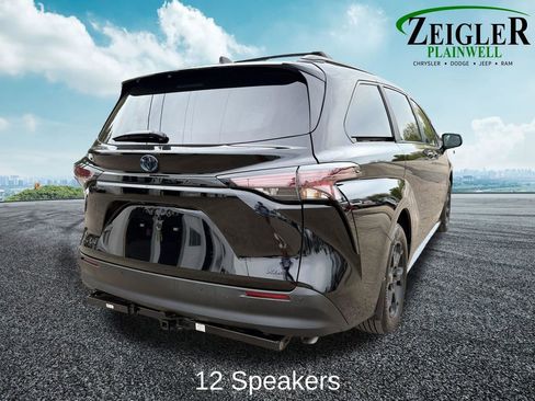 Used 2025 Toyota Sienna XLE Woodland Edition AWD/4WD image 5