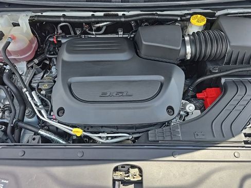 Used 2023 Chrysler Pacifica Touring-L FWD image 10