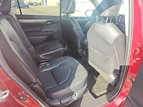 Used 2023 Toyota Highlander Platinum AWD/4WD image 16