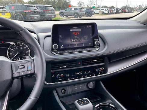 Used 2025 Nissan Rogue SV w/ SV Premium Package image 7