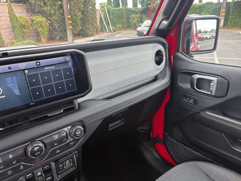 Used 2025 Jeep Wrangler Unlimited Sahara AWD/4WD image 35