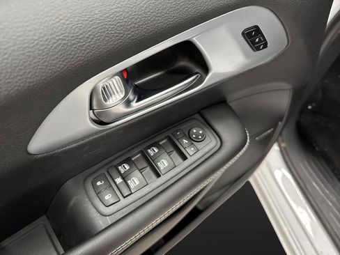 New 2026 Chrysler Pacifica Limited w/ Uconnect Theater Family Group image 29