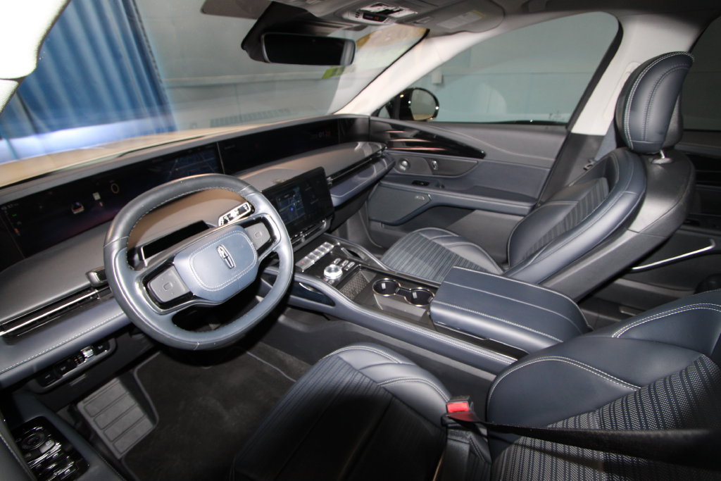 Used 2025 Lincoln Nautilus Reserve AWD/4WD image 2