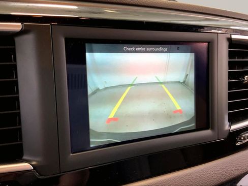 Used 2019 Chrysler Pacifica L FWD image 26