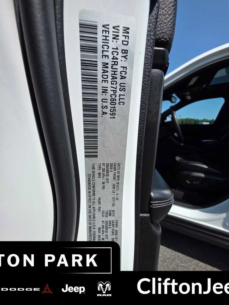 Used 2023 Jeep Grand Cherokee Laredo AWD/4WD image 24