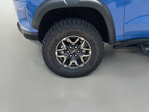 Used 2025 Chevrolet Colorado ZR2 w/ Technology Package AWD/4WD image 14