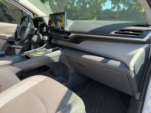 Used 2021 Toyota Sienna Limited FWD image 24