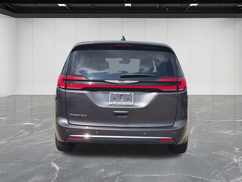 Used 2023 Chrysler Pacifica Touring-L FWD image 4