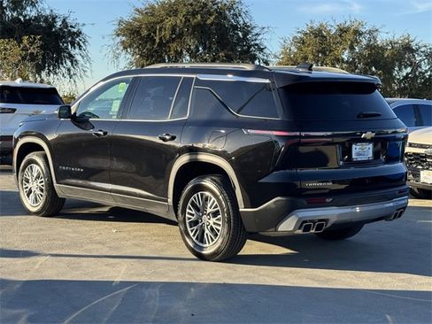 Used 2025 Chevrolet Traverse LT image 2