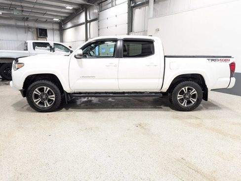 Used 2018 Toyota Tacoma TRD Sport image 6