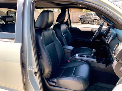 Used 2022 Toyota Tacoma TRD Off-Road w/ TRD Premium Off Road Package image 8