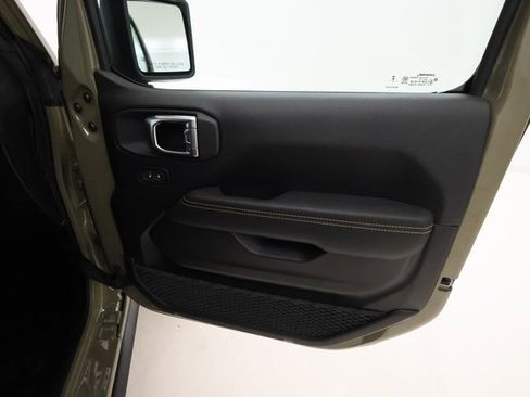 Used 2025 Jeep Wrangler Unlimited Sahara image 22