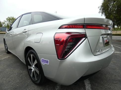 Used 2019 Toyota Mirai image 11