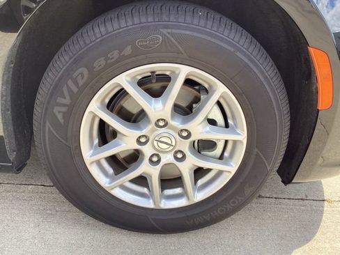 Used 2024 Chrysler Pacifica Touring-L FWD image 8