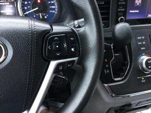 Used 2018 Toyota Sienna LE FWD image 15