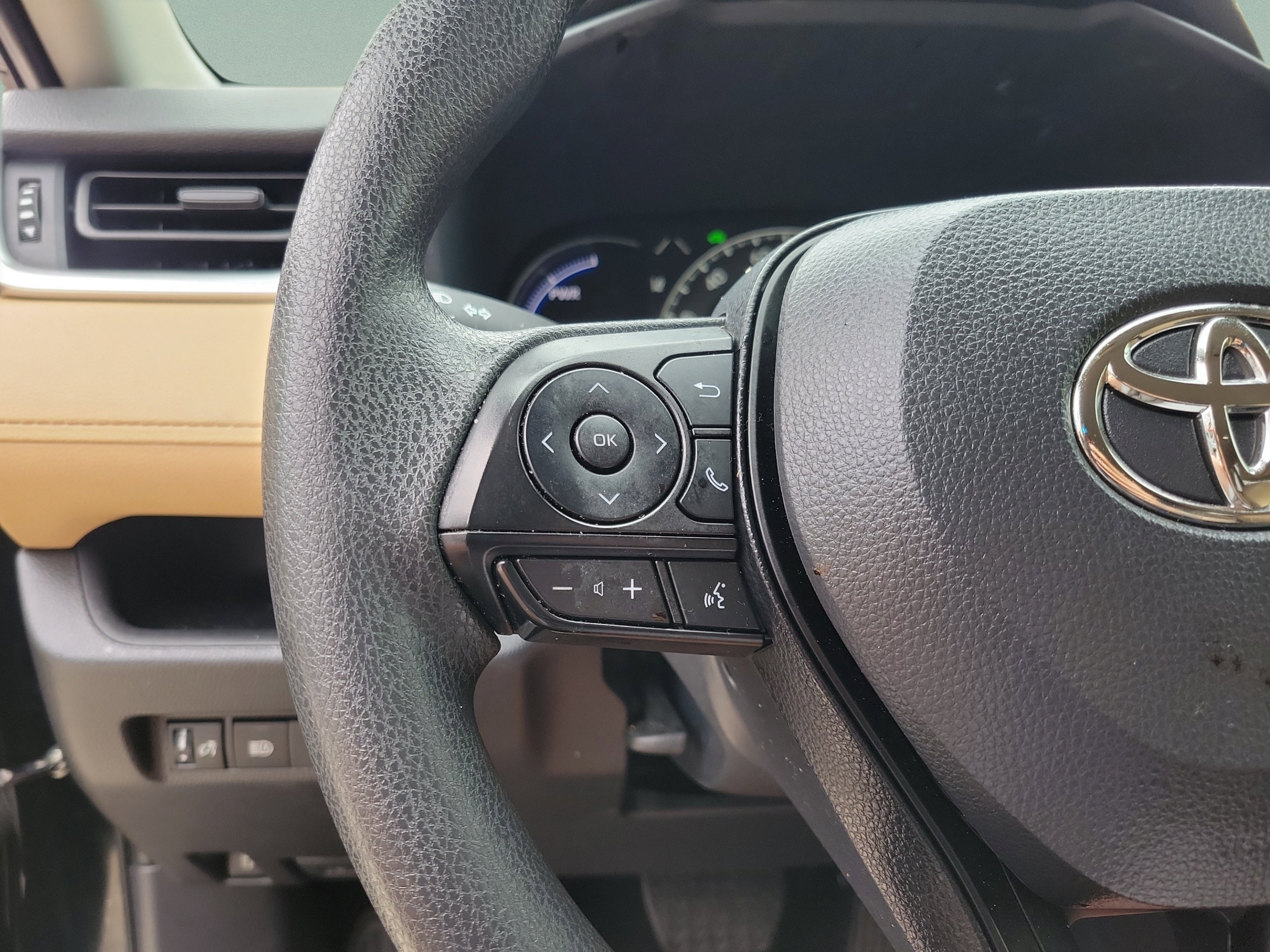 Used 2025 Toyota RAV4 LE AWD/4WD image 10