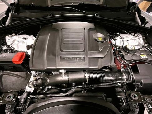 Certified 2025 Jaguar F-PACE R-Dynamic S image 9