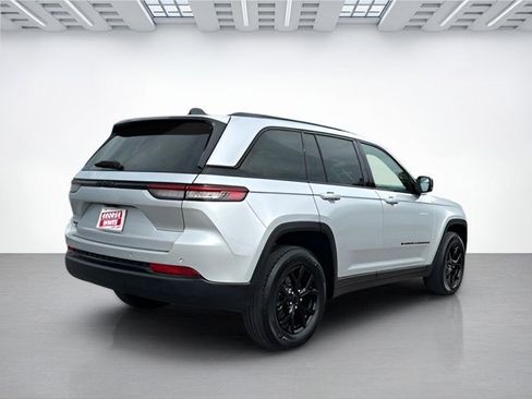 Used 2024 Jeep Grand Cherokee Altitude image 4