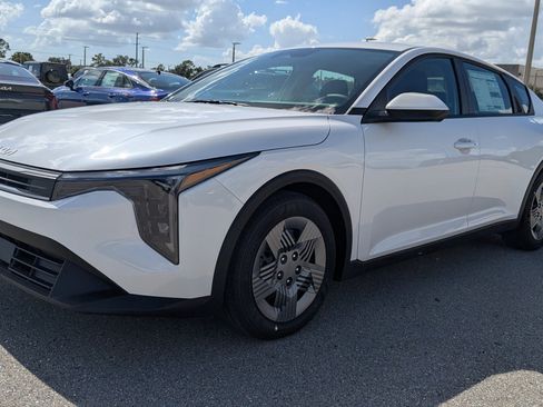 New 2025 Kia K4 LX image 9