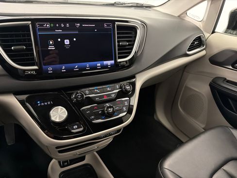 Used 2024 Chrysler Pacifica Touring-L FWD image 26