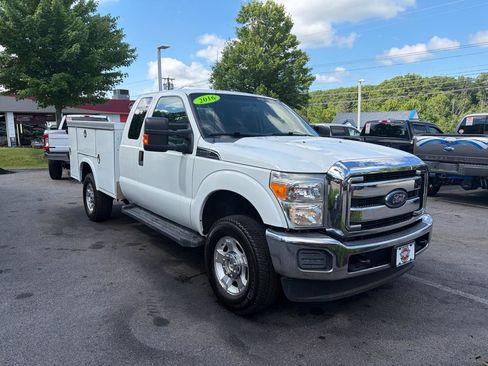 Used 2016 Ford F250 XLT w/ XLT Interior Package AWD/4WD image 4