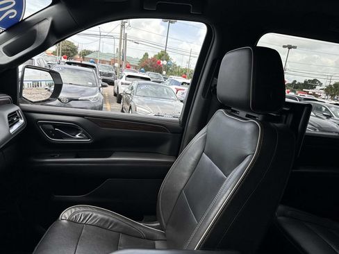 Used 2021 Chevrolet Suburban Premier w/ Premium Package RWD image 17