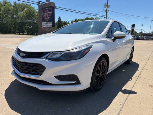 Used 2017 Chevrolet Cruze LT w/ Convenience Package FWD image 1