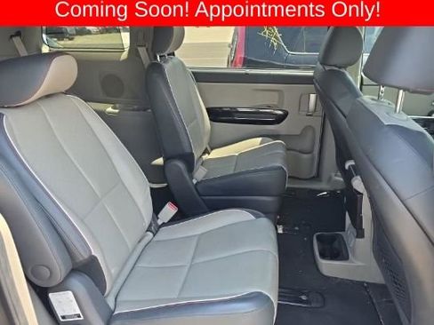 Used 2018 Kia Sedona SX FWD image 4