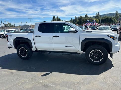 Used 2025 Toyota Tacoma TRD Off-Road image 4
