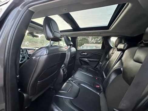 Used 2019 Jeep Cherokee Latitude Plus FWD image 17