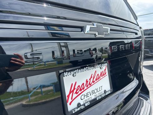 Used 2024 Chevrolet Suburban Z71 w/ Luxury Package AWD/4WD image 15