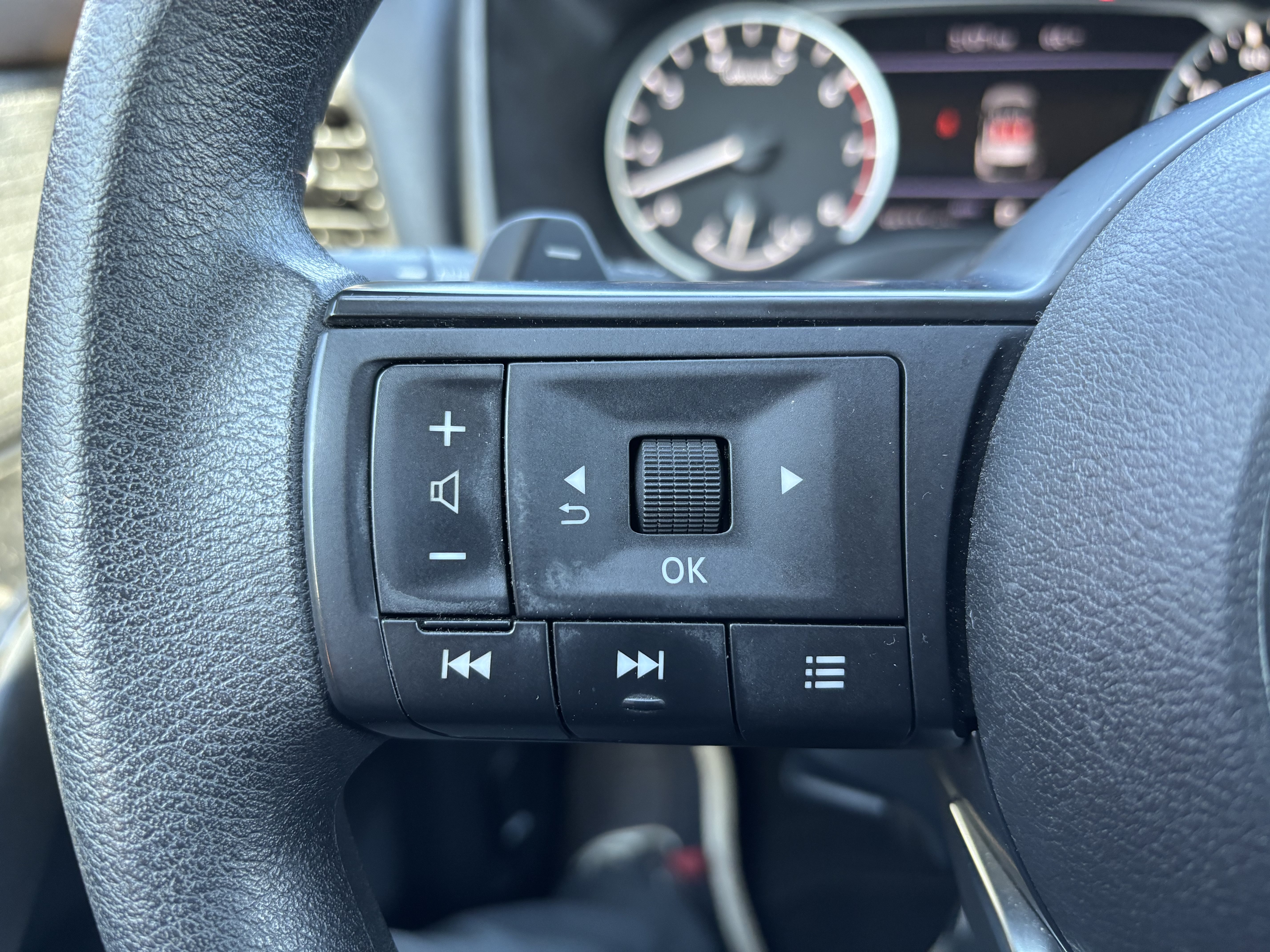 Used 2023 Nissan Rogue S AWD/4WD image 19