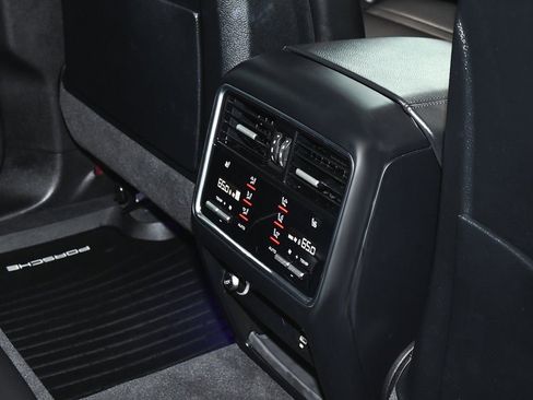 Used 2022 Porsche Cayenne Platinum Edition image 57