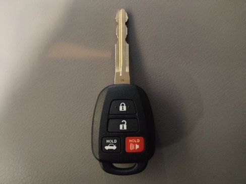 Used 2015 Toyota Camry LE FWD image 32