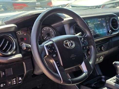 Used 2020 Toyota Tacoma TRD Off-Road w/ Technology Package AWD/4WD image 23