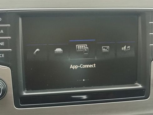 Used 2017 Volkswagen Golf SE image 21