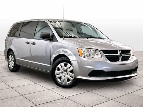 Used 2019 Dodge Grand Caravan SE w/ Rear Park Assist Package FWD image 3